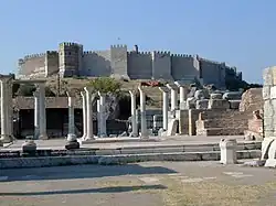 Bêma de l'église Saint-Jean au premier plan et citadelle turque