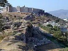 Tour pentagonale du rempart byzantin au premier plan et citadelle turque