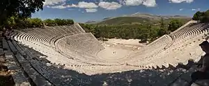 Le théâtre antique d'Épidaure, très bien conservé, en vue panoramique.