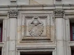 La cartouche rectangulaire sur la façade de la maison du Bailli, ou Géninet.