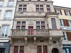 La façade et le balcon de la maison du Bailli, ou Géninet, et à droite la loggia.