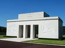 Le mémorial, à l'est le musée