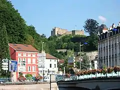 Le château vu de la ville et le pont Clemenceau à Épinal.