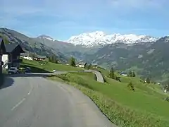 Vue sur le mont Blanc dans la traversée du hameau de La Raie.