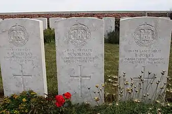 Tombes de trois soldats du Dorset Regiment tombés le 1er octobre 1918.