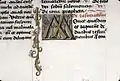 Fragment d'une page manuscrite avec une lettrine M jaune sur fond rose placé contre un rinceau.