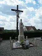 Le monument aux morts et le calvaire.