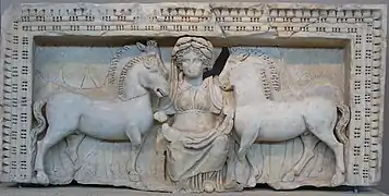 Bas-relief représentant une femme assise entre deux chevaux.