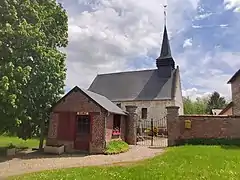 L'ancienne mairie et l'église Saint-Firmin d'Éramecourt