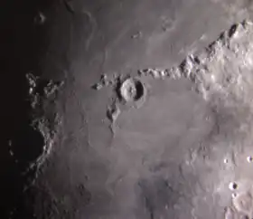 Vue du cratère Copernic (à gauche) et des cratères Eratosthenes et Stadius au centre.