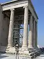 L'Érechthéion à Athènes, montrant des colonnes à chapiteau ionique