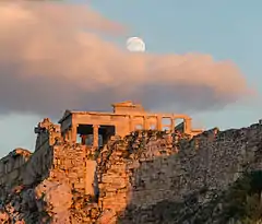 La colline de l'Acropole d'Athènes, à la tombée de la nuit.