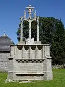 Le calvaire composé d'un socle massif en granite et de trois croix