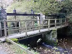 Passerelle enjambant l'Odet au niveau de l'écluse située entre Stang Luzigou et Coat Piriou (en Ergué-Gabéric)