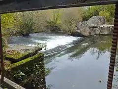 Chute d'eau sur l'Odet aménagée au niveau de la naissance de l'ancien canal de dérivation desservant la papeterie Bolloré (en Ergué-Gabéric)