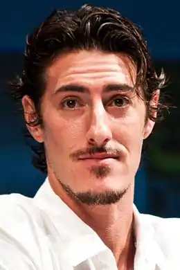 Eric Balfour interprète Eddie, le fiancé de Theresa.