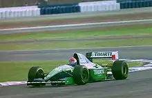 Vue de devant de la Larrousse LH94 de Comas en piste