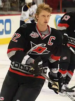 Photographie de Staal avec le maillot noir des Hurricanes