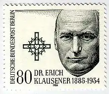 Reproduction, en noir et blanc, d'un timbre postal en mémoire d'Rich Klausener