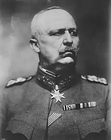 Photographie en noir et banc d'Erich Ludendorff, en uniforme et arborant certaines de ses décorations, dont la croix Pour le mérite