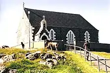 Église avec des poneys autour