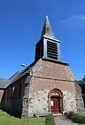 Façade de l'église en grès et en brique datant de 1687.