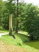 La colonne de pierre en provenance de la « Brasserie ».