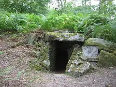 L'entrée de la grotte des ossements.