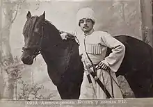 Cosaque posant près de son cheval