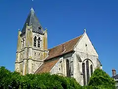 L'église Saint-Martin depuis l'est, avec son chœur du début du XIIIe siècle.