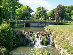 La grande cascade, face au château, en dehors du parc.