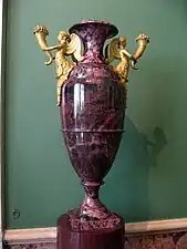 Vase en rhodonite et bronze doré, (vers 1827), Taillerie d'Ekaterinbourg, musée de l'Ermitage, Saint-Pétersbourg