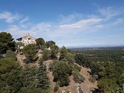 L'ermitage surplombe la plaine du Roussillon.