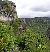 La chapelle Saint-Pierre de Revel adossée au rocher.