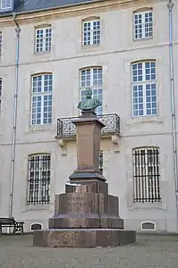 Monument à Ernest Bichat à Nancy, amputé de ses allégories.