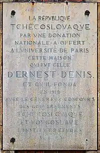 Plaque au no 9.