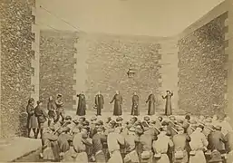 Photomontage de l'exécution d'otages (dont l'archevêque de Paris Georges Darboy) à la prison de La Roquette (24 mai 1871).