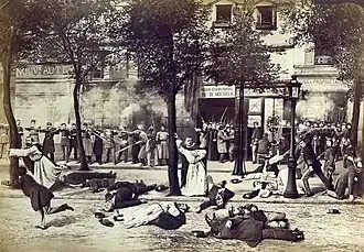 Sur ce photomontage en noir et blanc, des soldats en arrière-plan, sur un trottoir, abattent des religieux en tenue qui tentent de s'échapper.