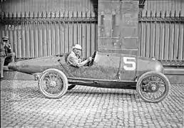 Photo d'un homme prenant la pause au volant de sa voiture.