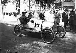 Photo de deux hommes roulant dans une voiture.