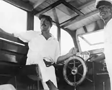 Ernest Hemingway à bord du Pilar avec le capitaine Carlos Gutierrez en 1934.