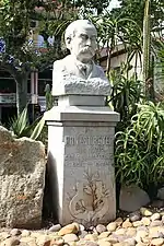 Buste d'Ernest Reyer« Monument à Ernest Reyer au Lavandou », sur À nos grands hommes,« Monument à Ernest Reyer au Lavandou », sur e-monumen