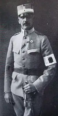 Photo en noir et blanc représentant un homme en uniforme.