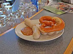 Saucisse blanche, moutarde bavaroise et bretzel.