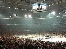 Photographie d'une partie de hockey sur glace dans un stade de football.