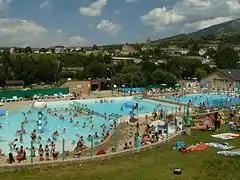 La piscine d'Err, au pied du bourg.