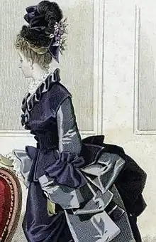 Robe de 1873 avec son pouf à l'arrière
