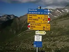 Les panneaux indicateurs bleus indiquent les chemins de randonnée alpine.