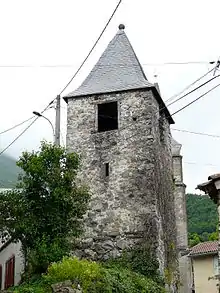 La tour montre l'emplacement de l'ancienne chapelle