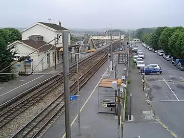 La gare d'Esbly, vue prise du haut d'une des passerelles au-dessus des voies.